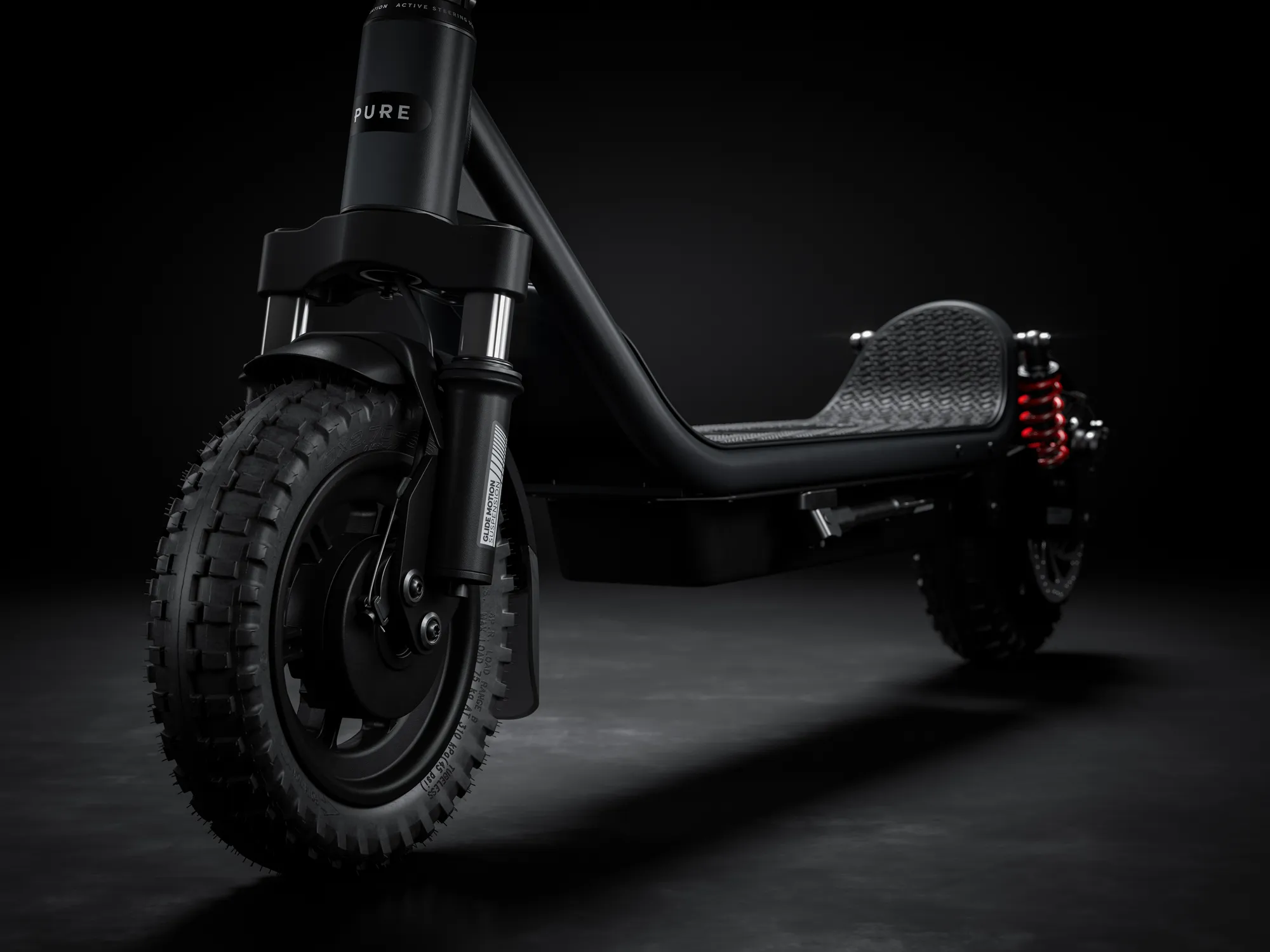 PURE AIR⁶ Ultra Suspension mit GlideMotion-Federgabel und rotem Heck-Federbein im Studiolicht